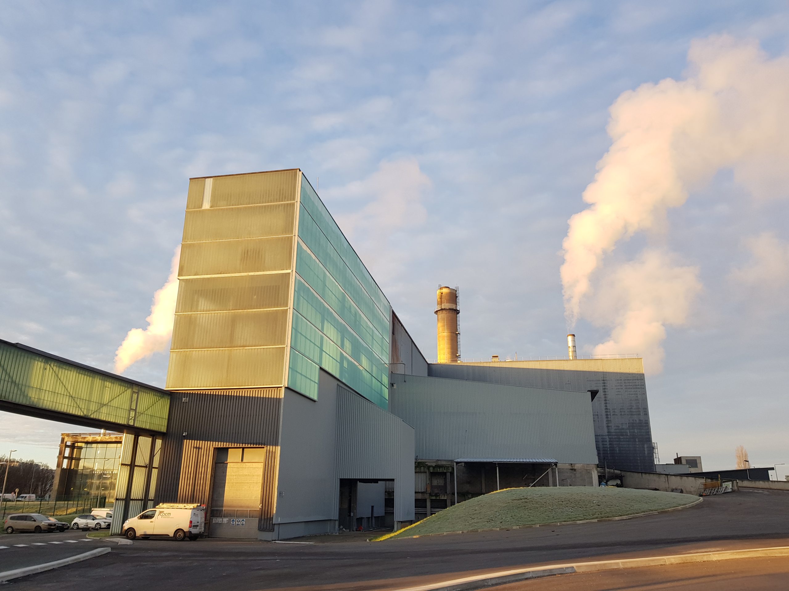 Un agent mis en danger par l’explosion d’un récipient sous pression